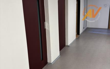 AV Reality Poprad – exkluzívna ponuka prenájmu  2-izbového bytu s balkónom a parkovacím miestom v Poprade - ulica Rovná ,blízko centra.