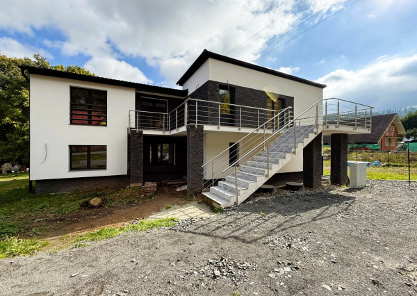 NOVOSTAVBA 4-izbový byt s veľkou záhradou a s parkovacím miestom