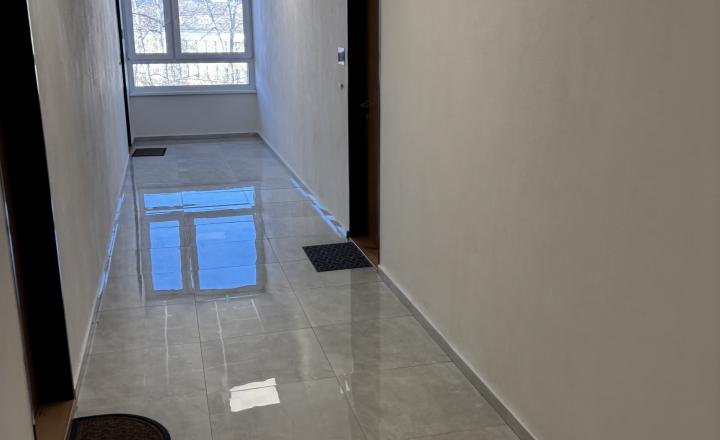 AV Reality Poprad – exkluzívna ponuka prenájmu  2-izbového bytu s balkónom a parkovacím miestom v Poprade - ulica Rovná ,blízko centra. - fotografia 1