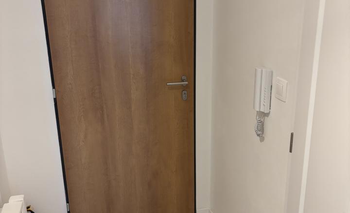 AV Reality Poprad – exkluzívna ponuka prenájmu  2-izbového bytu s balkónom a parkovacím miestom v Poprade - ulica Rovná ,blízko centra. - fotografia 3