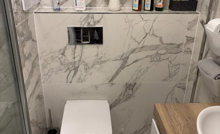 AV Reality Poprad – exkluzívna ponuka prenájmu  2-izbového bytu s balkónom a parkovacím miestom v Poprade - ulica Rovná ,blízko centra. - fotografia 5