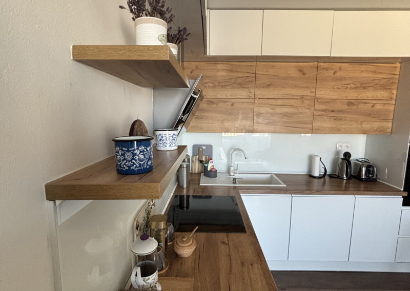 AV Reality Poprad – exkluzívna ponuka prenájmu  2-izbového bytu s balkónom a parkovacím miestom v Poprade - ulica Rovná ,blízko centra.