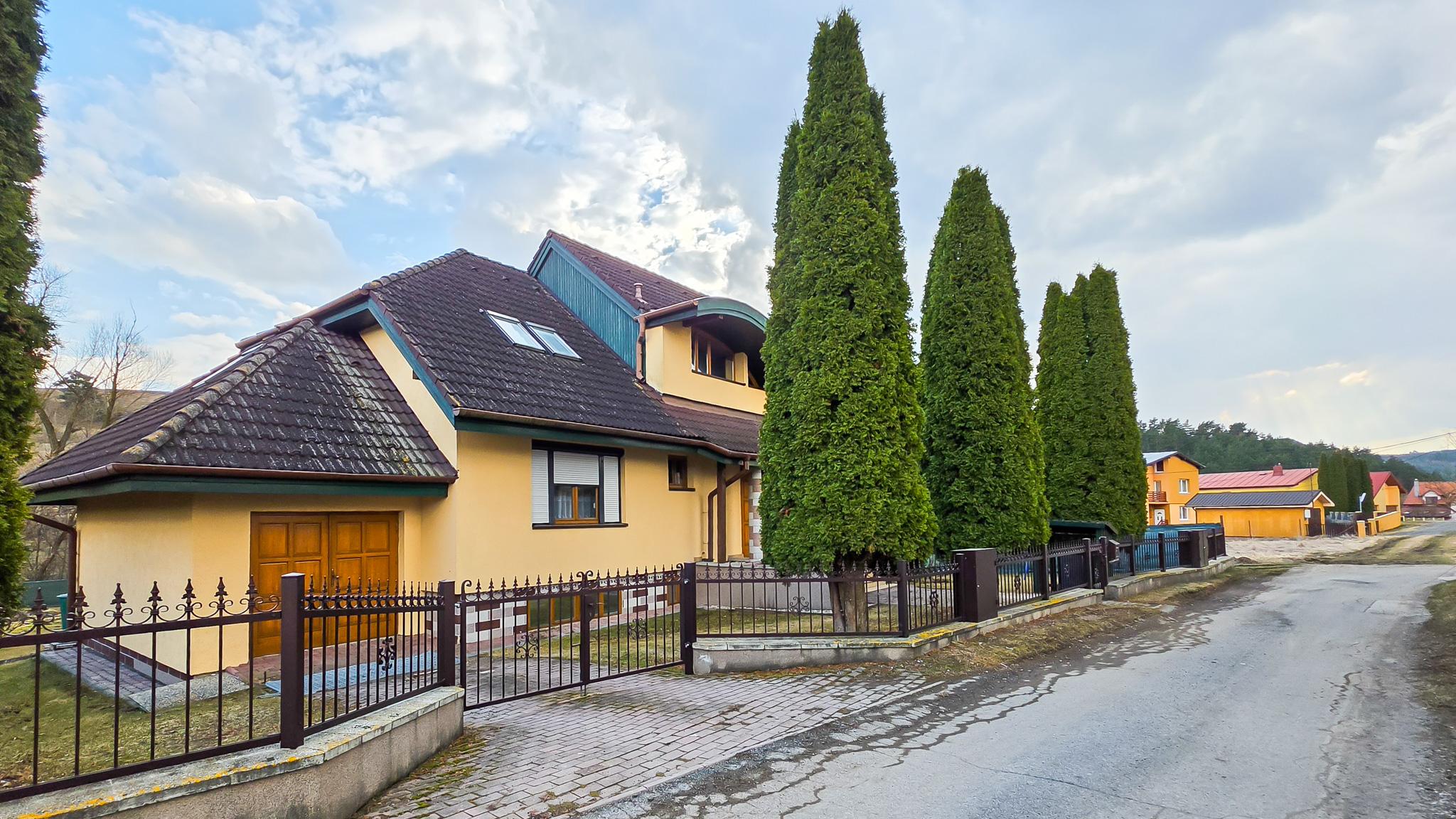 PREDAJ - priestranný rodinný dom Hôrka - Ondrej