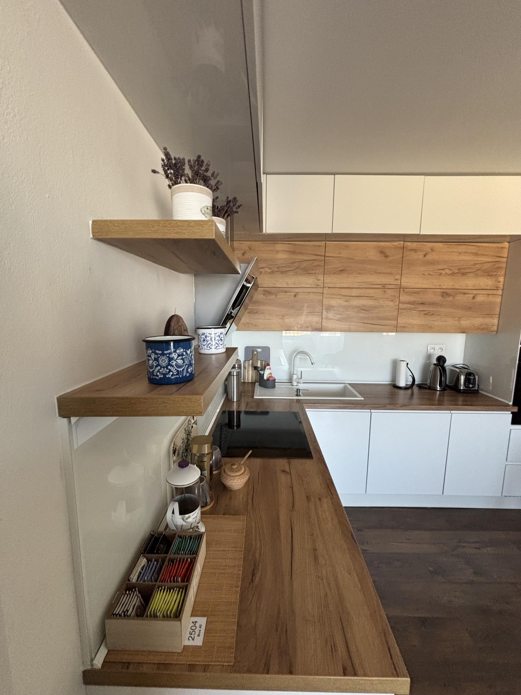 AV Reality Poprad – exkluzívna ponuka prenájmu  2-izbového bytu s balkónom a parkovacím miestom v Poprade - ulica Rovná ,blízko centra.